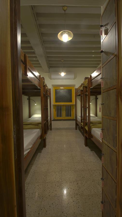 Horn Ok Please Hostel Мумбаи Экстерьер фото