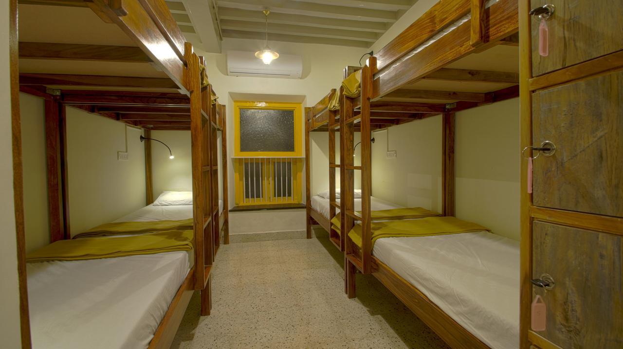 Horn Ok Please Hostel Мумбаи Экстерьер фото